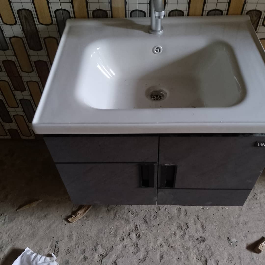 Installed washbasin and vanity unit